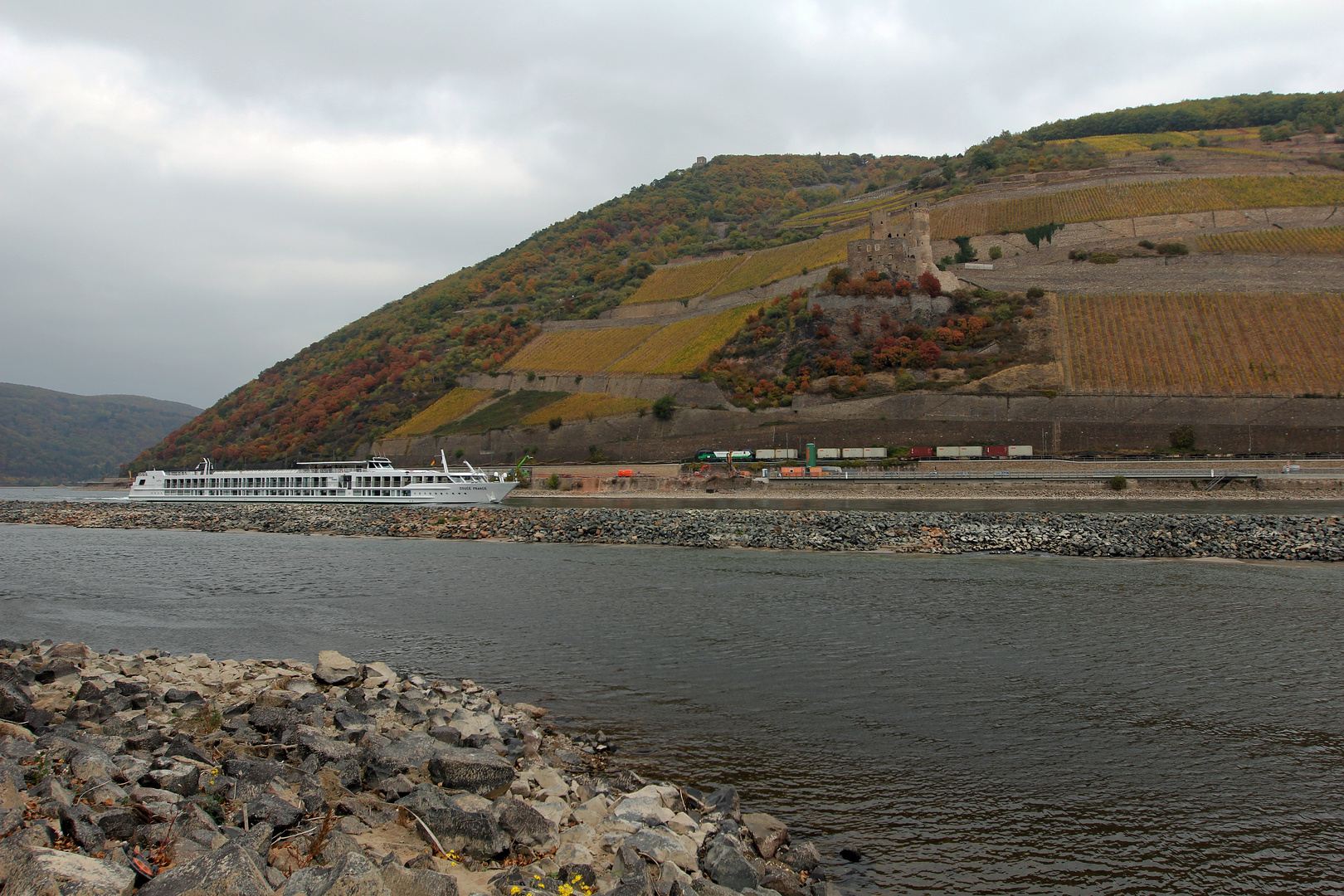 Wasser - Straße - Schiene - Wein - Burg