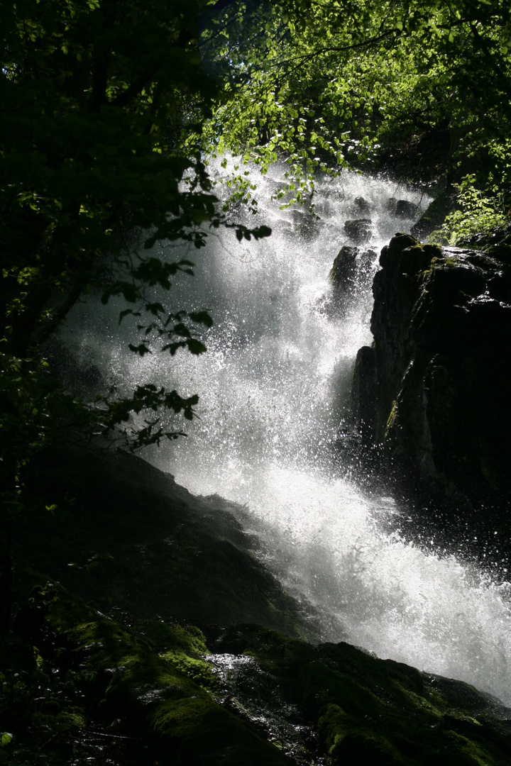 Wasser stürzt zur Erde