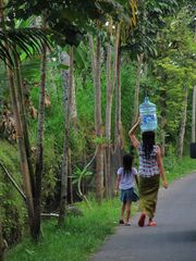 Wasser tragende Balinesin
