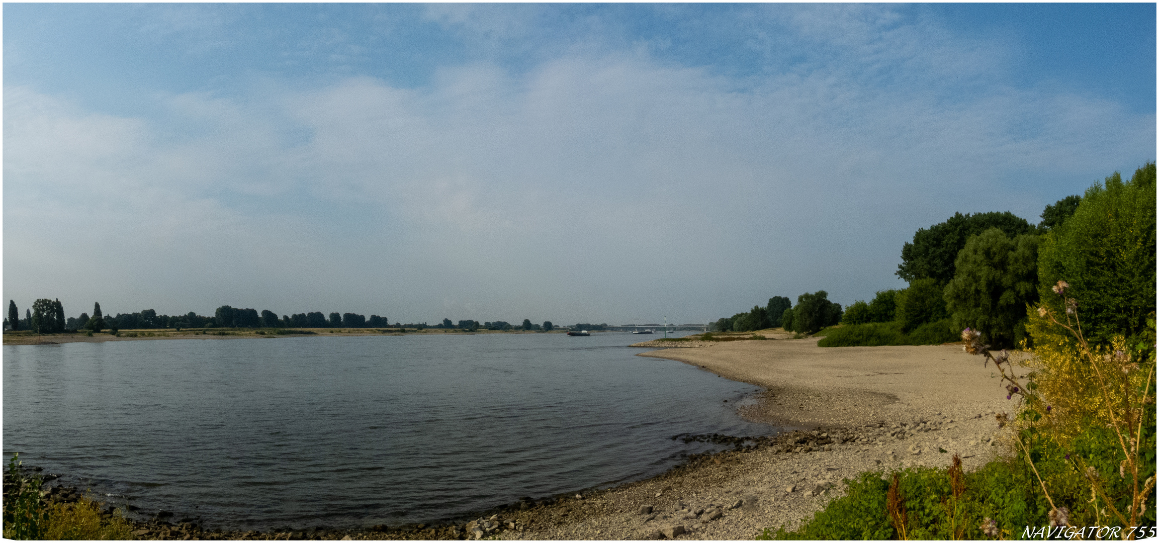 Wasser tut Not. Der Rhein am Fluß- Km 755, Langst -Kirst.