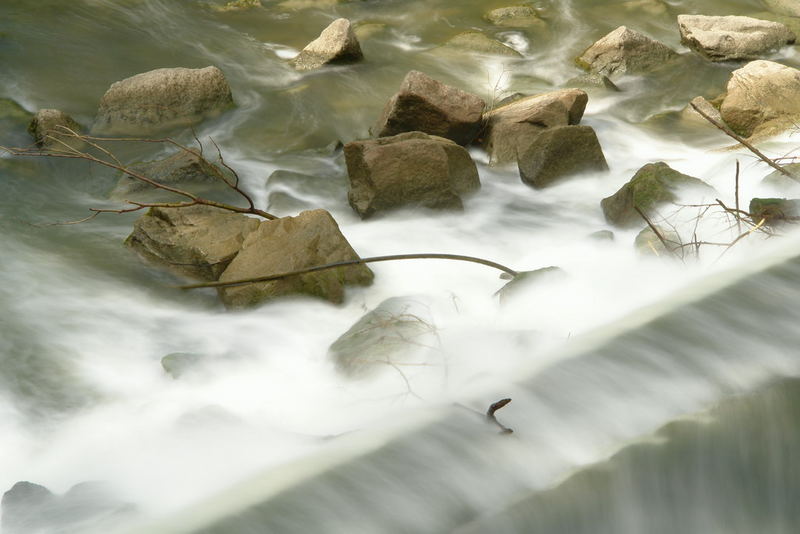 Wasser umspielt Stein