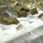 Wasser umspielt Stein