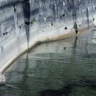 Wasser und eine Mauer aus Stein