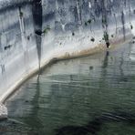 Wasser und eine Mauer aus Stein