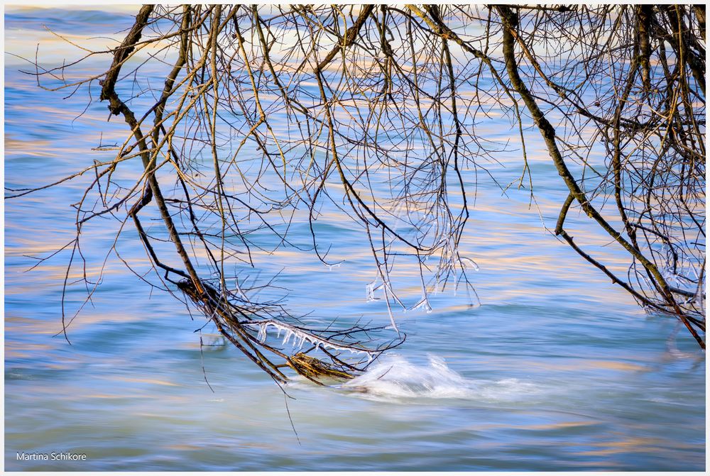 Wasser und Eis im Fluss (Isar)