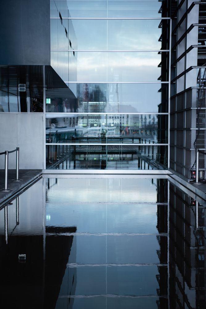 Wasser- und Fensterspiegelung im KKL