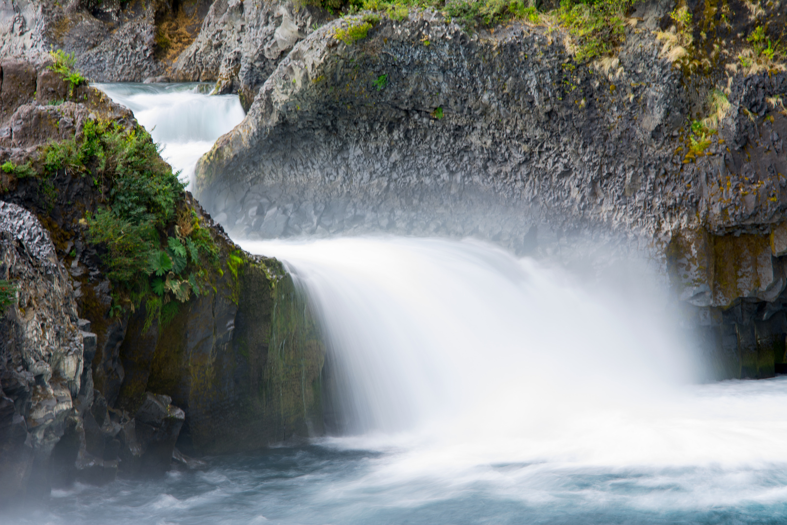 Wasser und Lava