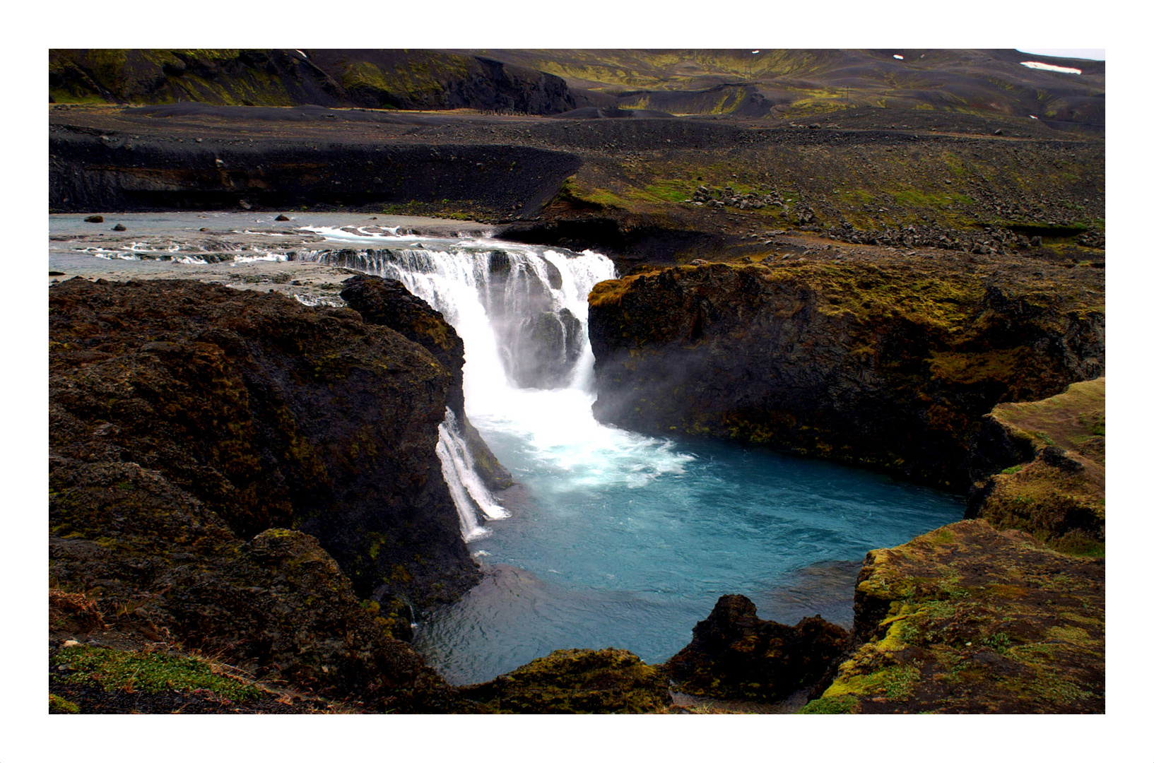 Wasser und Lava