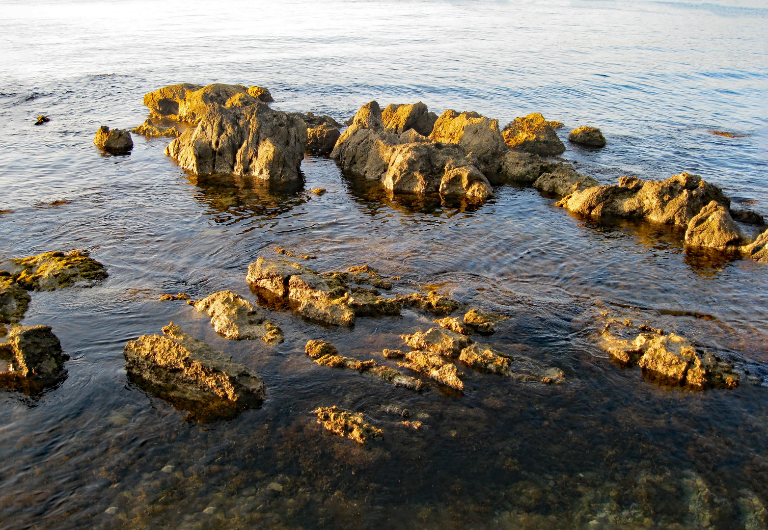 Wasser und Steinbrocken