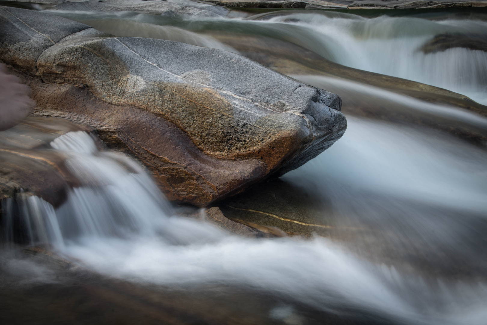 Wasser und Steine im Verzascatal