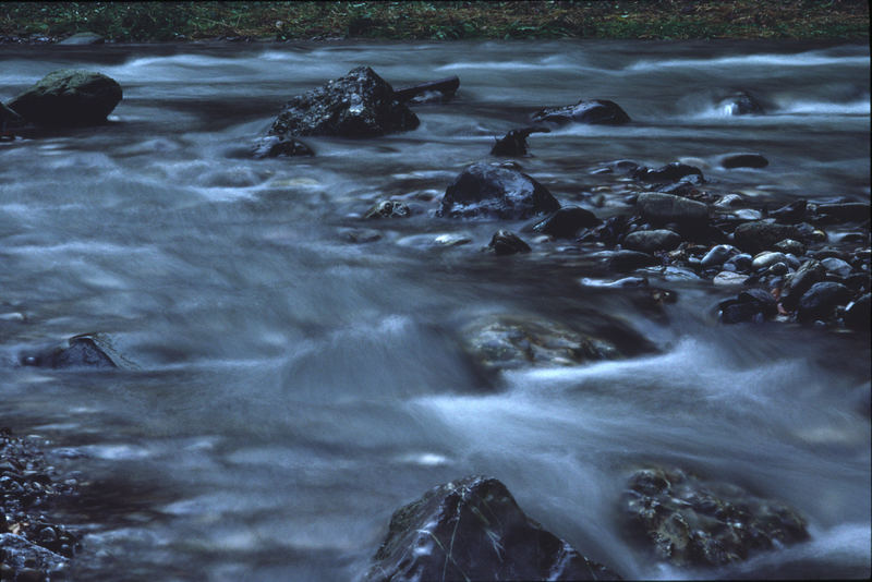 Wasser und Steinen