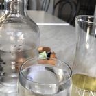 Wasser und Wein zu guten einfachen Speisen 