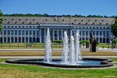 Wasser vor dem Schloss