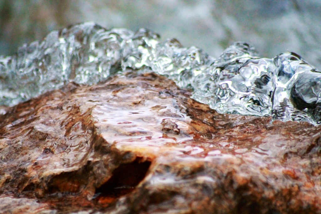 Wasser vs. Stein