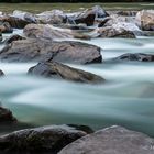 Wasser wabert über Felsen