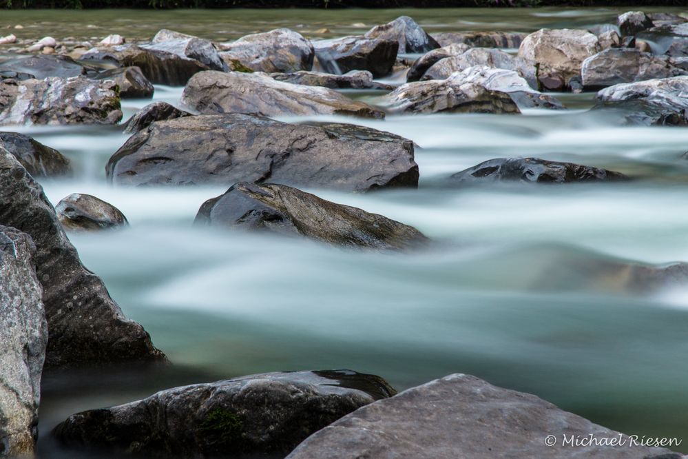 Wasser wabert über Felsen