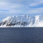 Wasser, Wolken, schneebedeckte Berge