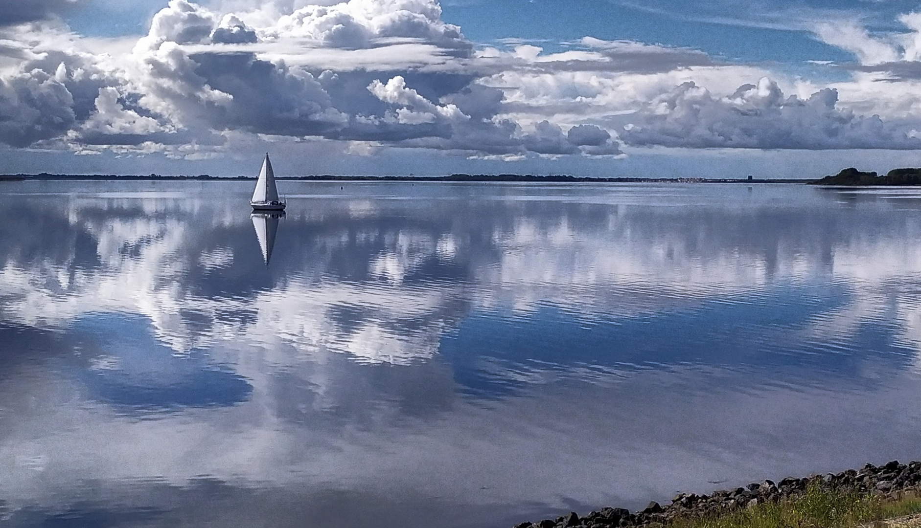 Wasser, Wolken Segelboot