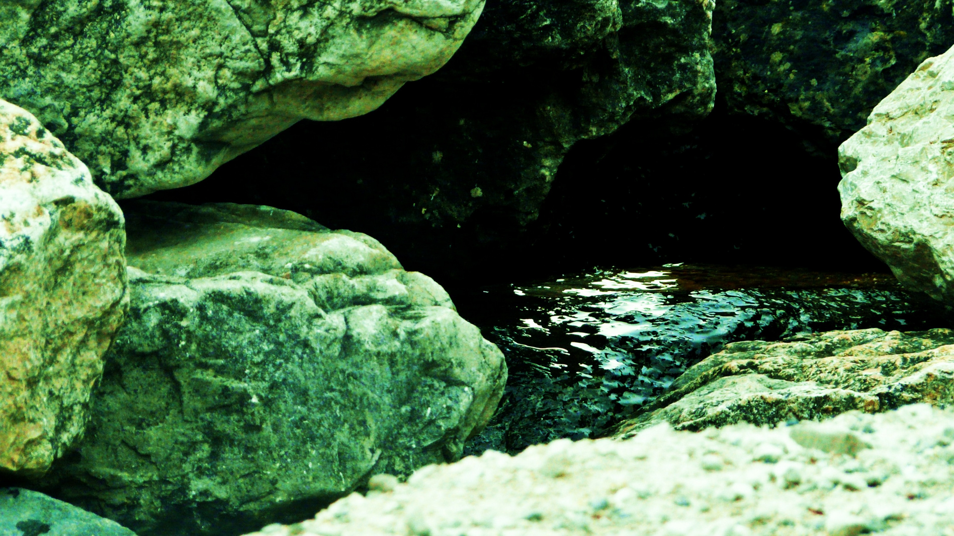 Wasser zwischen den Steinen