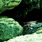 Wasser zwischen den Steinen