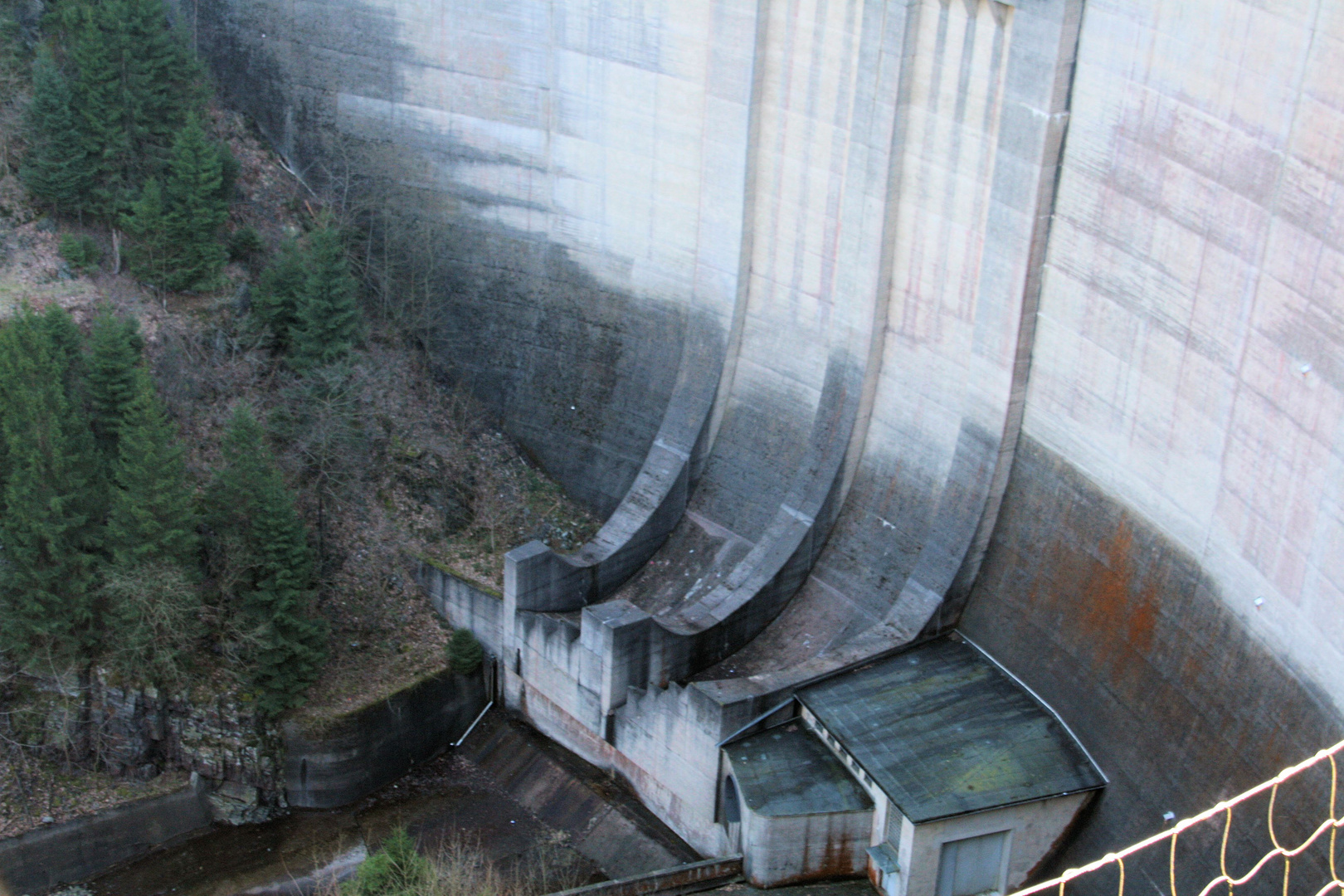 Wasserauslauf Staumauer Okertalsperre