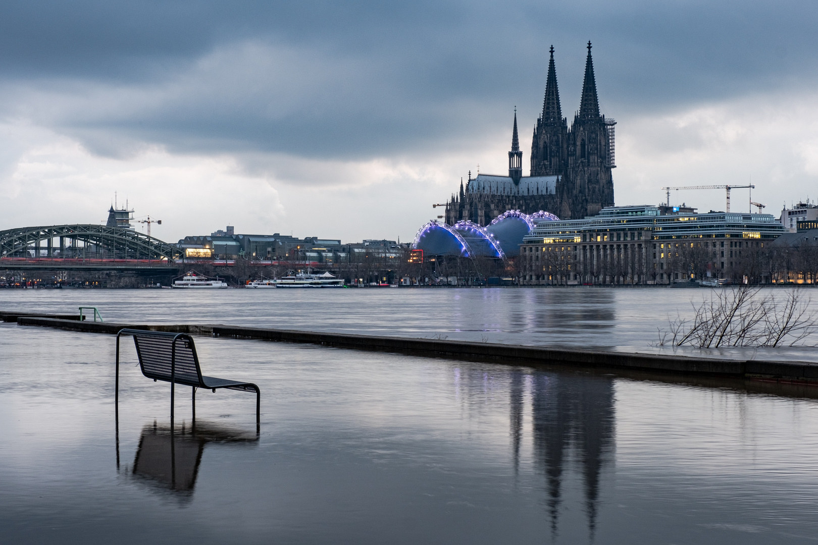 Wasserbank mit Domblick