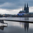 Wasserbank mit Domblick