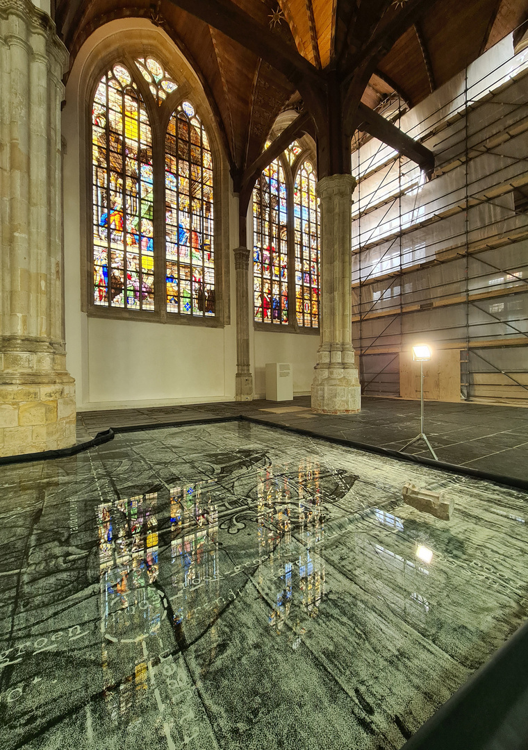 Wasserbecken in der Kirche