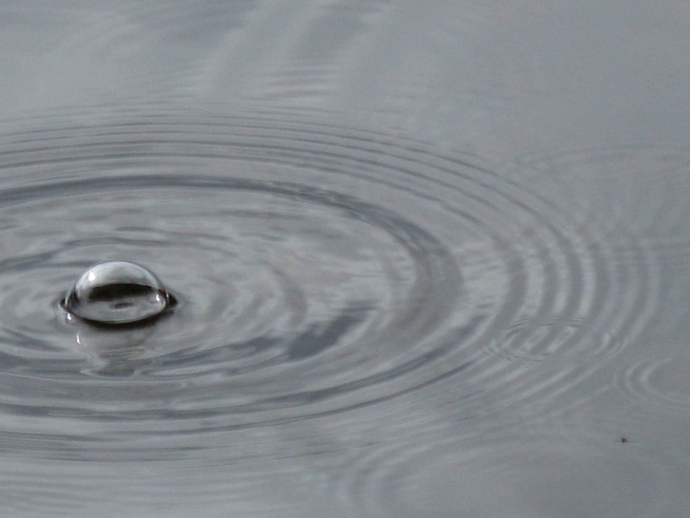 Wasserblase auf einem See in Schweden nach dem Regen