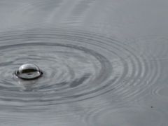 Wasserblase auf einem See in Schweden nach dem Regen