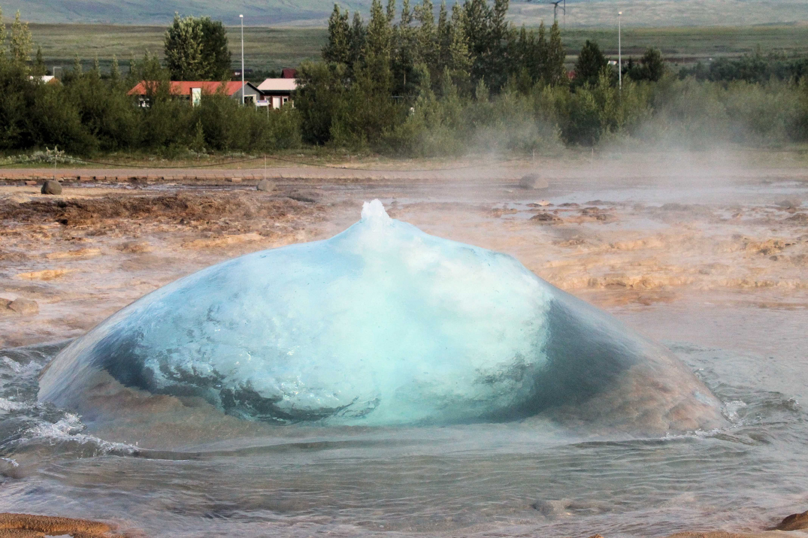 Wasserblase des Strokkur kurz vor der Eruption