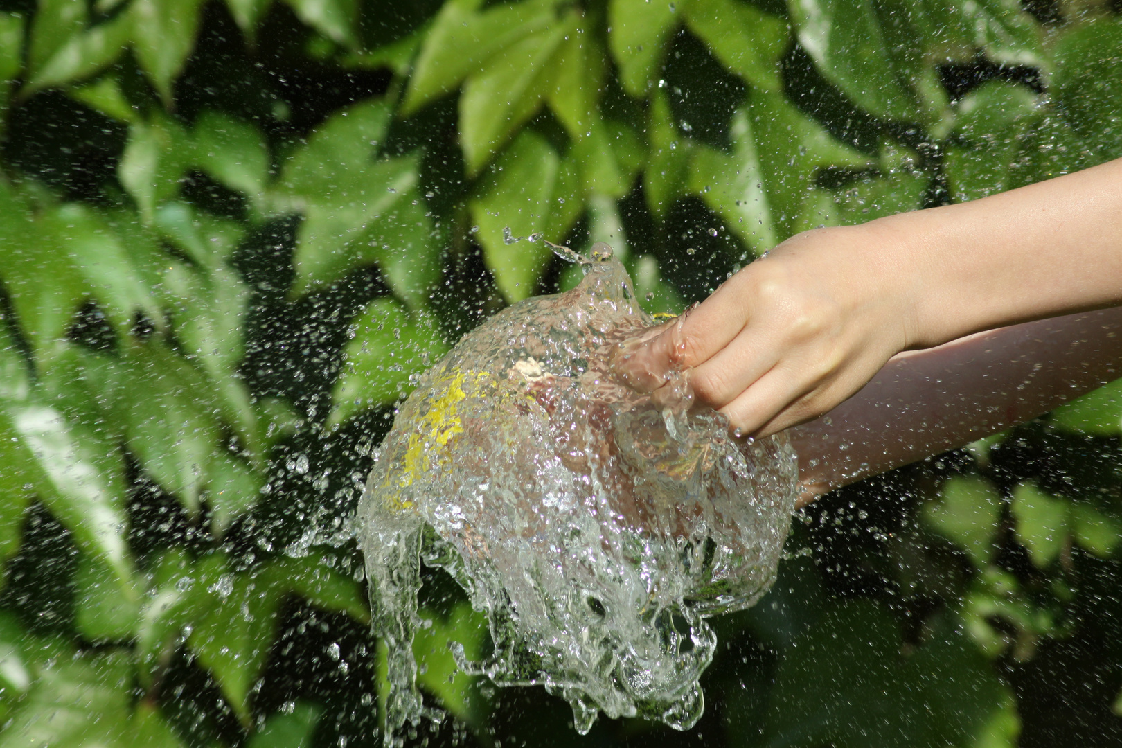 Wasserbombe in der Hand 1