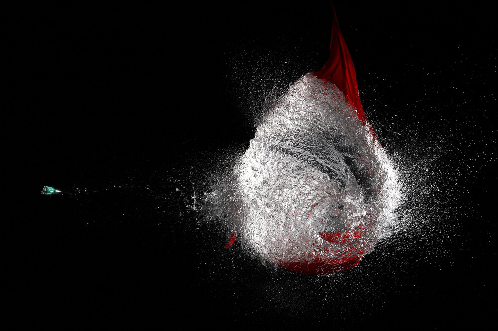 Wasserbombe mit Schuß Foto &amp; Bild | abstraktes, high speed, luftballon ...
