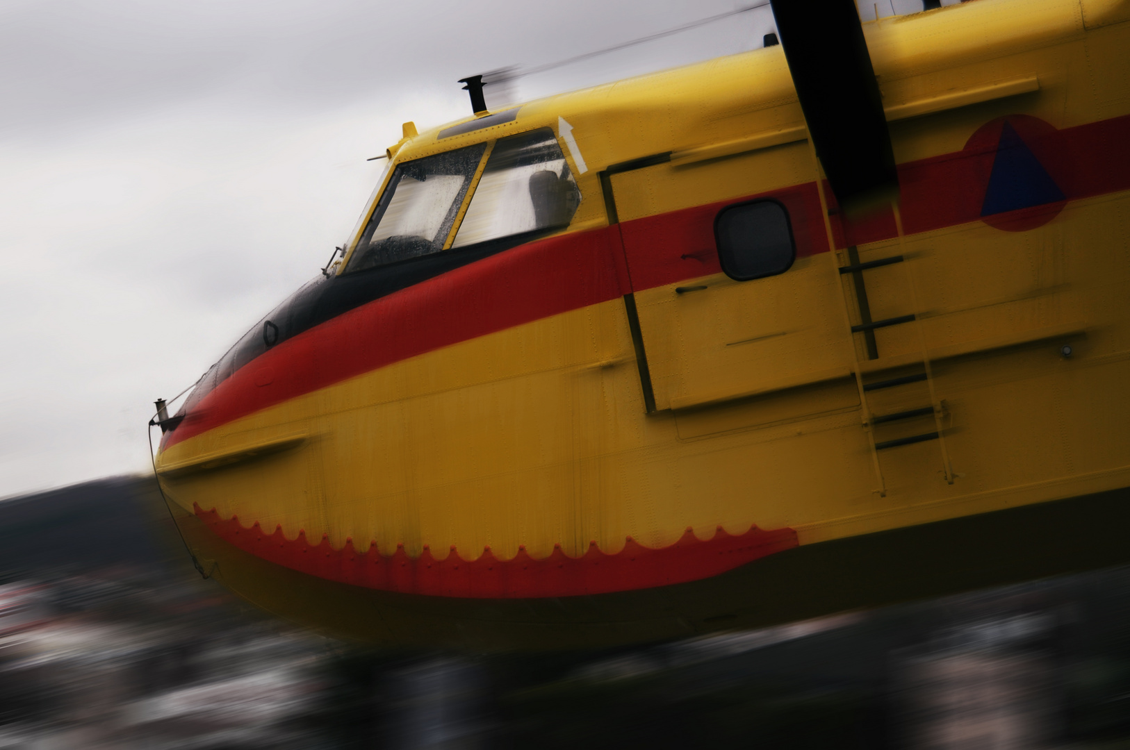 Wasserbomber im Anflug (Canadair CL-215)