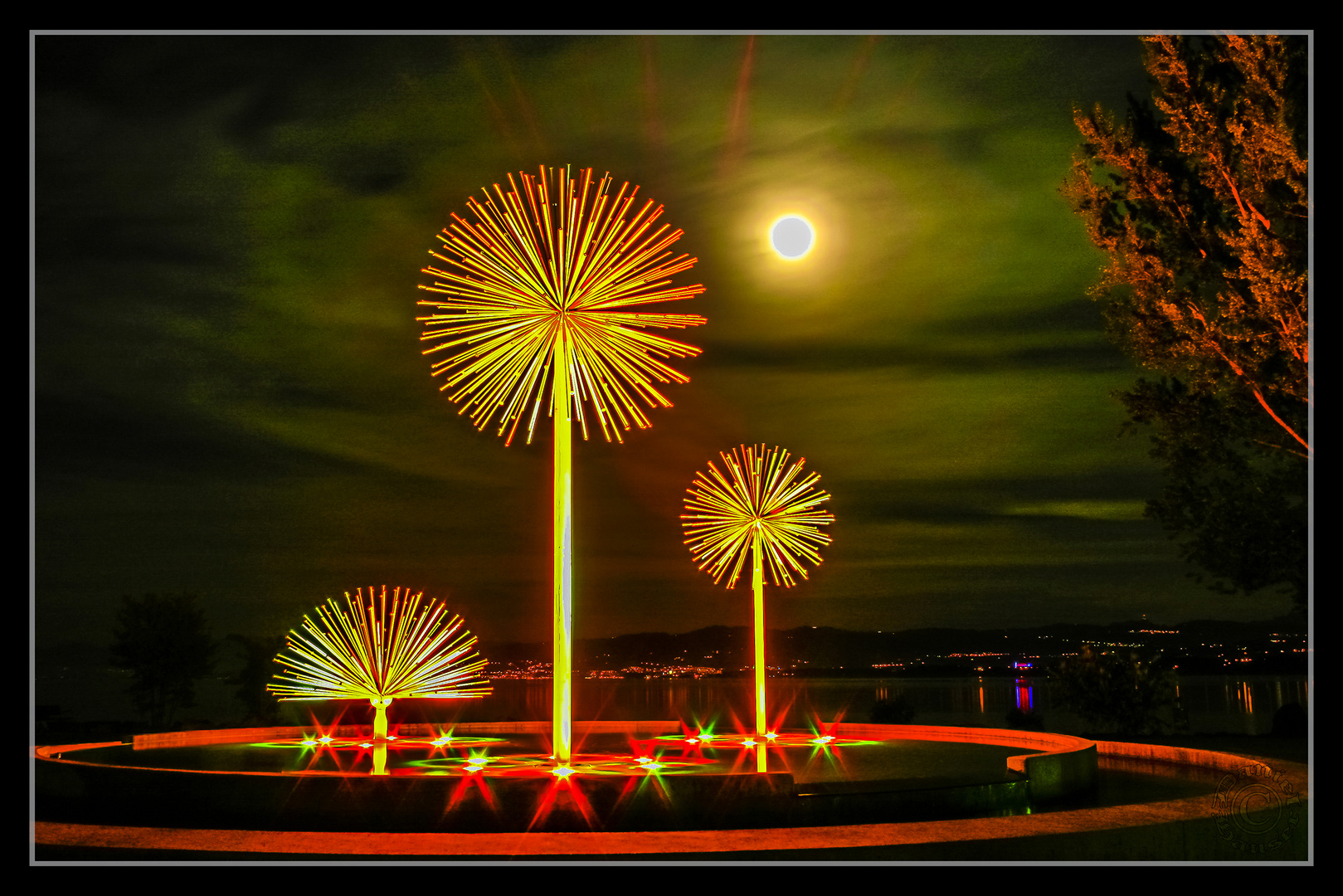 Wasserbrunnen mit Mond im Hintergrund