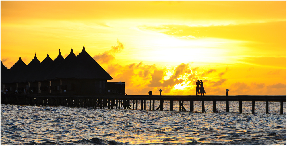 Wasserbungalows im Sonnenuntergang