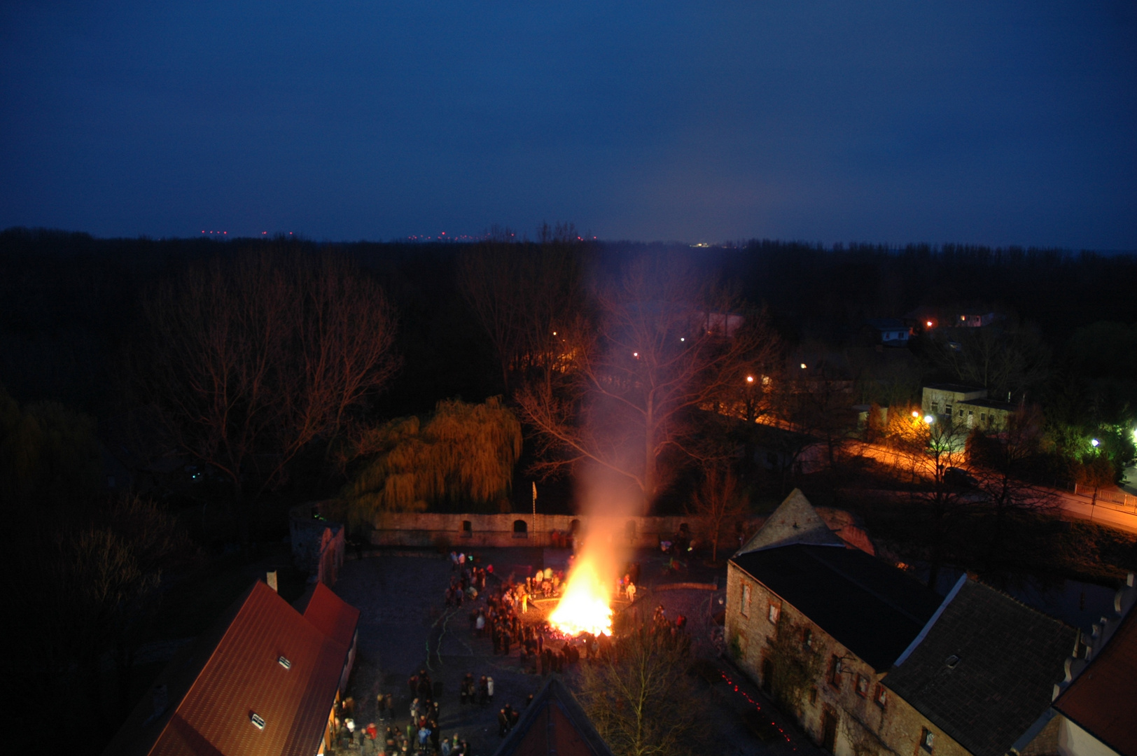 Wasserburg beim Osterfeuer vom Türmchen aus...