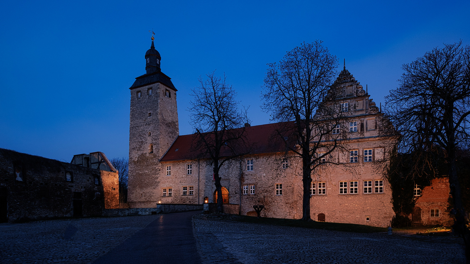 Wasserburg Egeln zur blauen Stunde