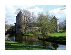 < Wasserburg "Haus zum Haus" im Frühling >