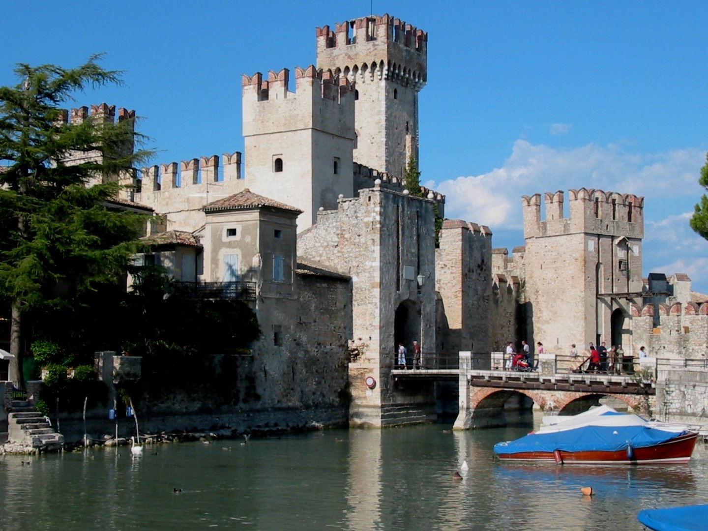 Wasserburg mit Zugbrücke in SIRMIONE - Lago di Garda - Gardasee