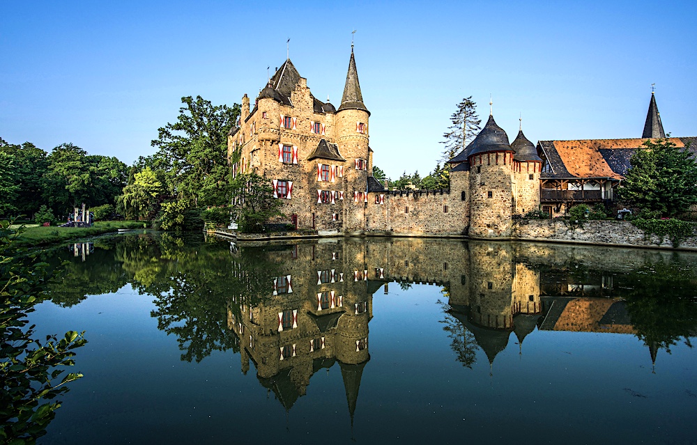 Wasserburg Satzvey an einem Morgen im Juni