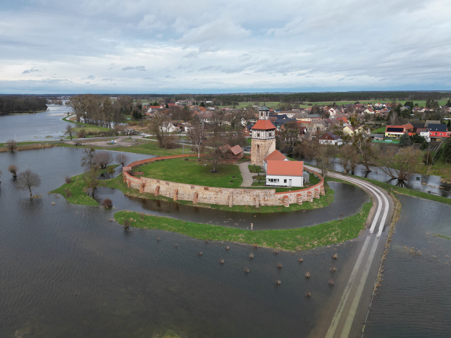 Wasserburg umgeben vom Hochwasser