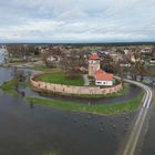 Wasserburg umgeben vom Hochwasser