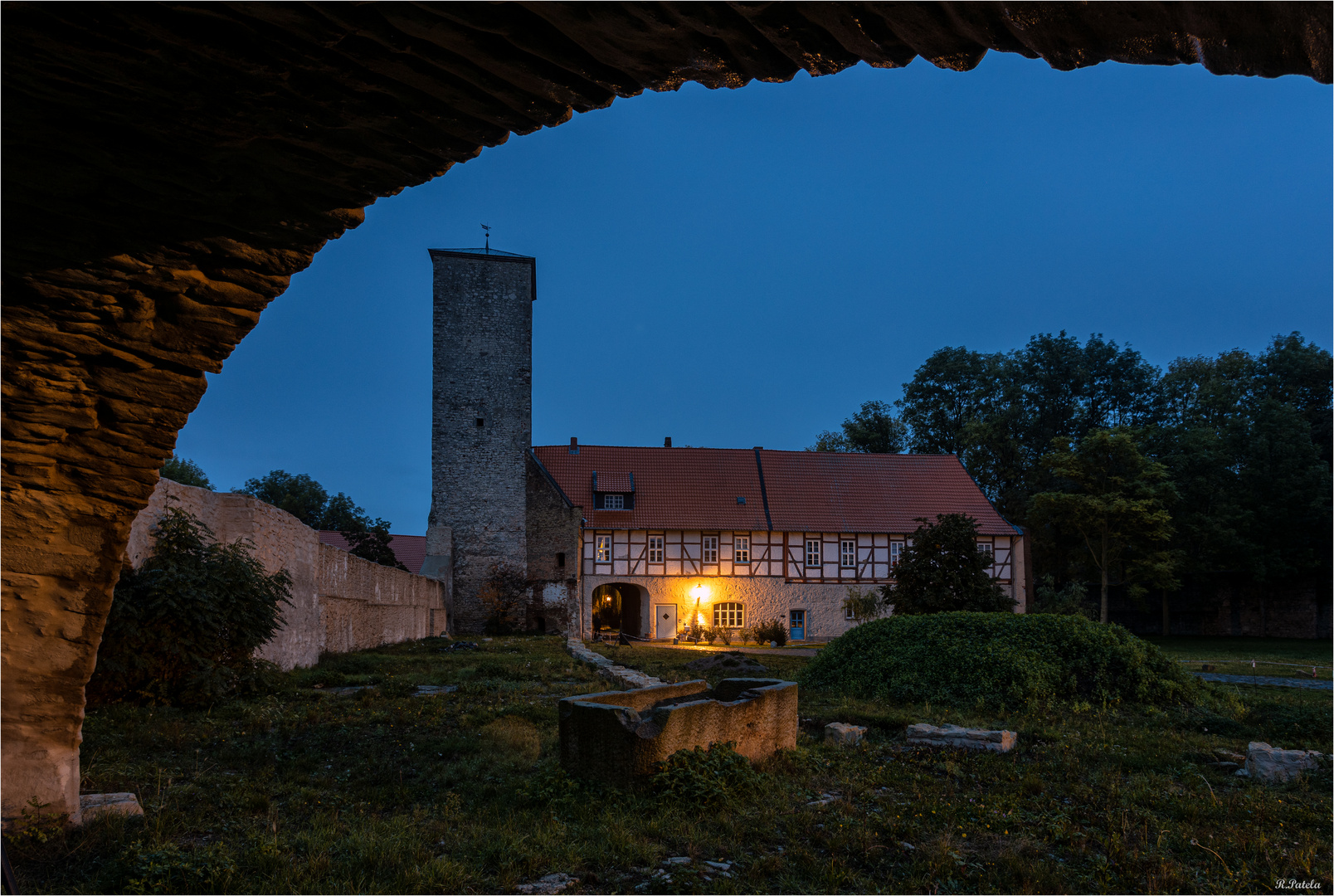 Wasserburg Zilly im Regen