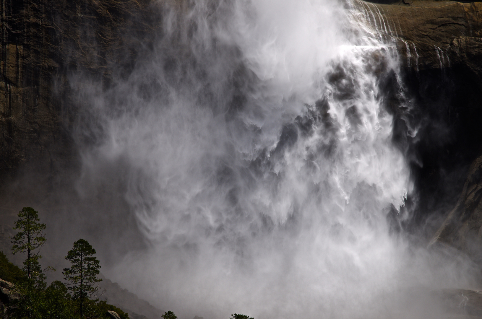 Wasserdampf an einem Wasserfall im Yosemite Nationalpark
