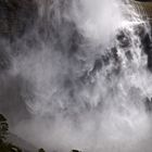 Wasserdampf an einem Wasserfall im Yosemite Nationalpark