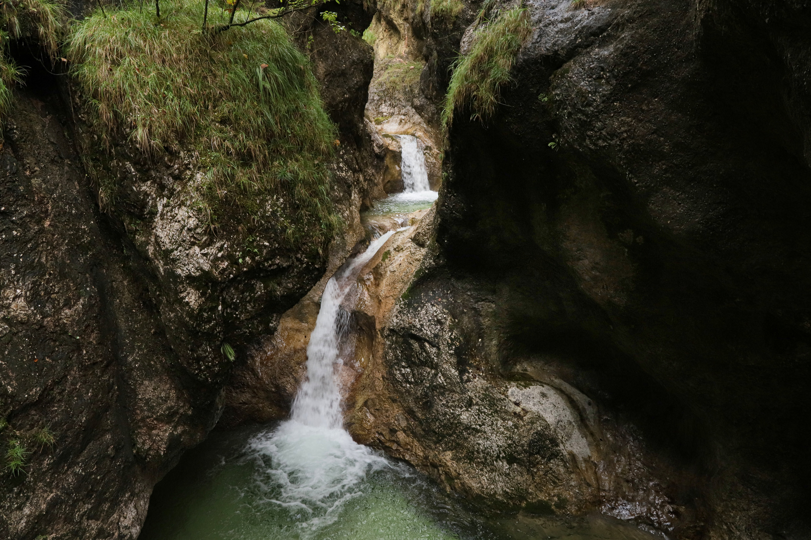 Wasserfälle und Gumpen in der Almbachklamm (2018_09_22_EOS 6D Mark II_7298_ji)