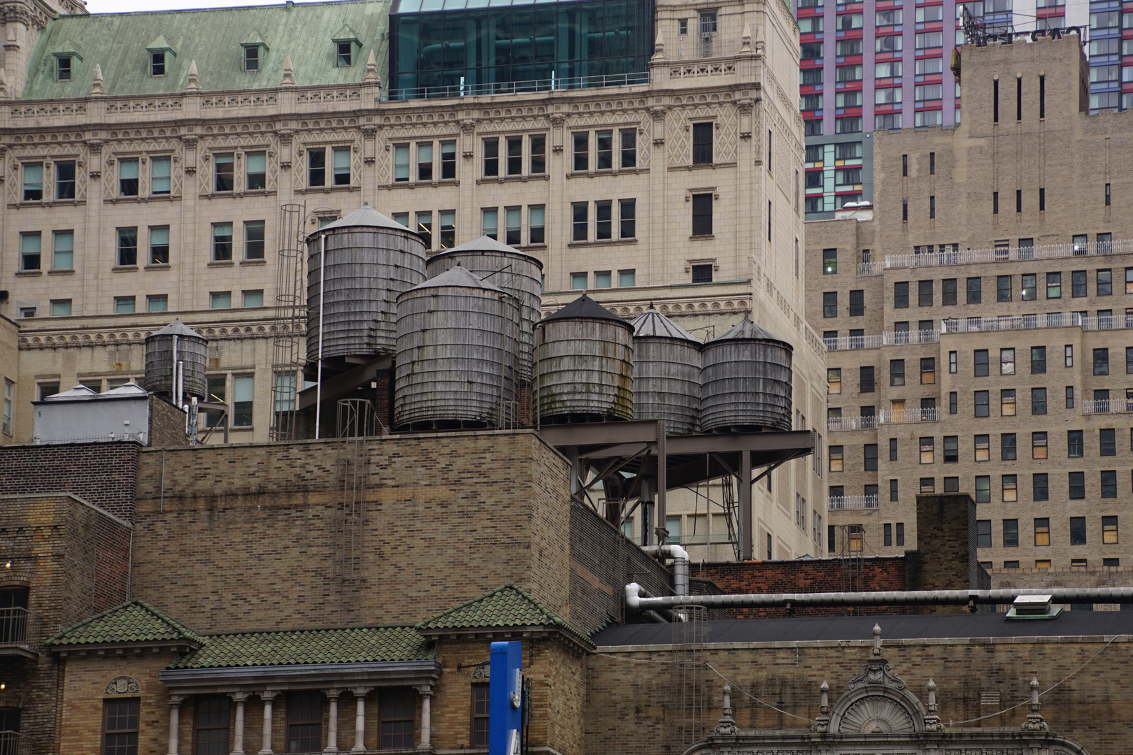 Wasserfässer auf den Dächern von New York