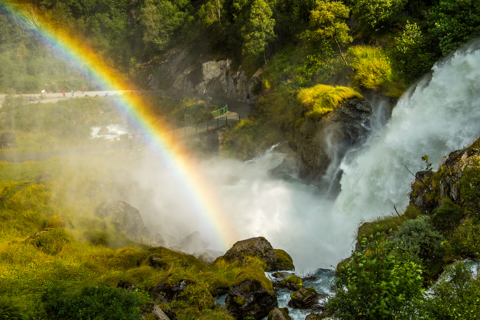 Wasserfall am Briksdalgletscher