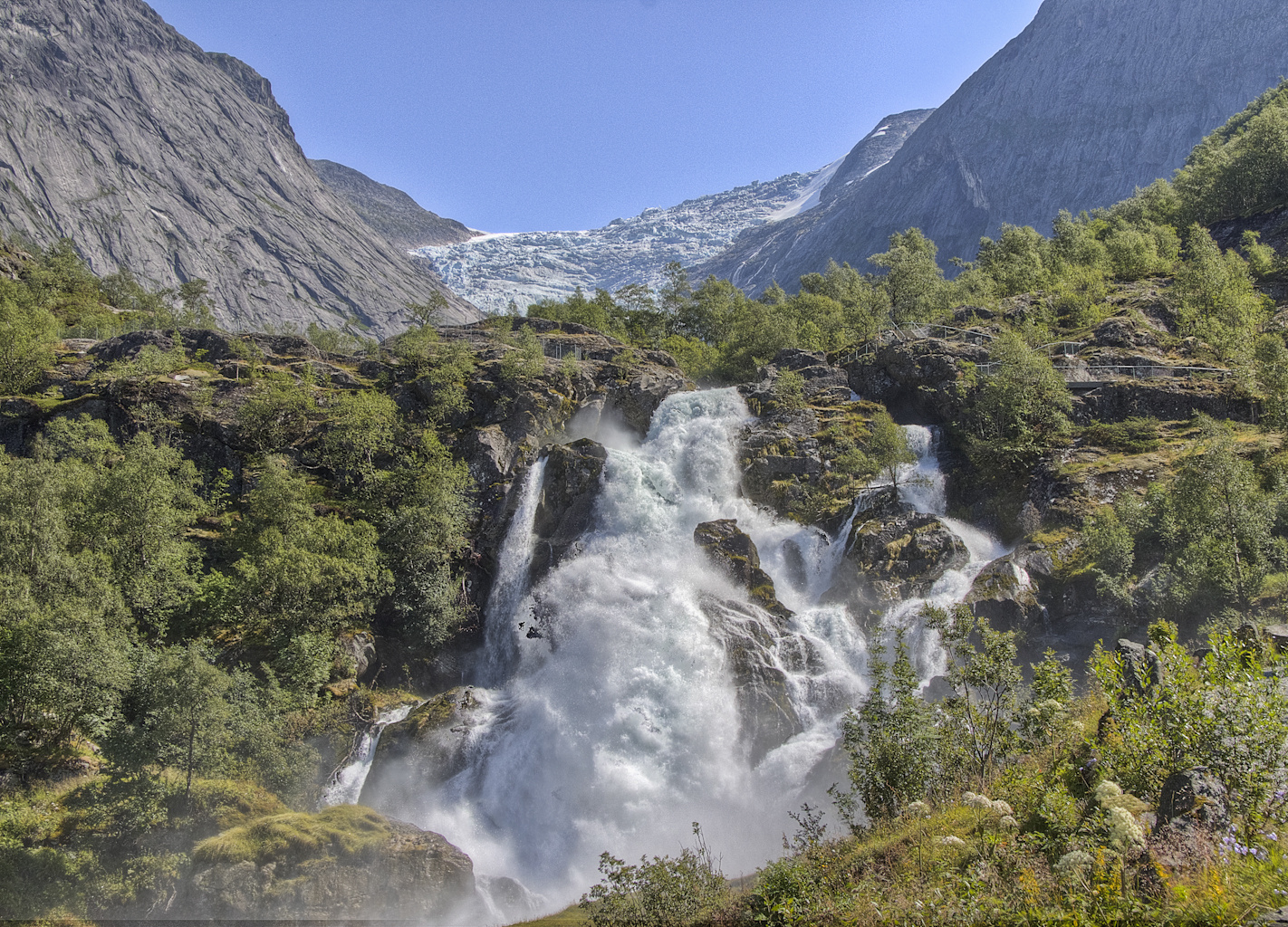 Wasserfall am Briksdalsbreen